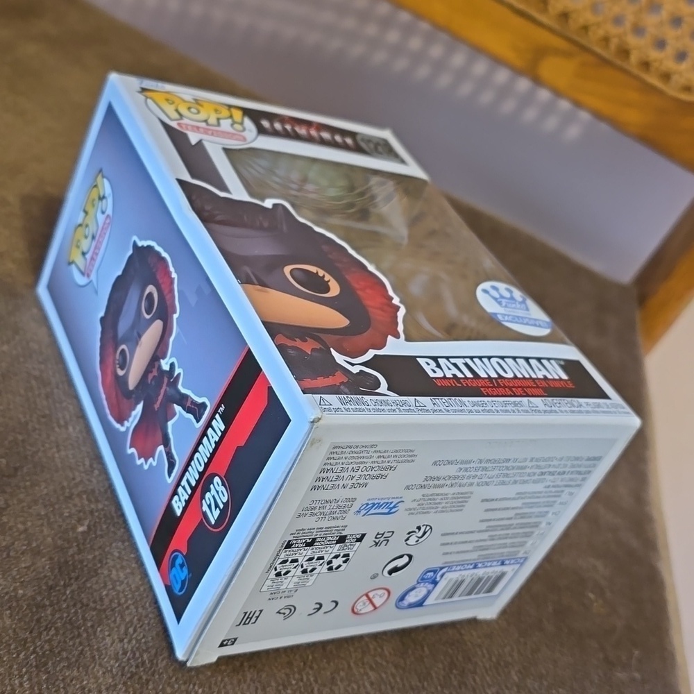 Funko POP! Television - DC Super Heroes Funko Shop Exclusive #1218 Batwoman - Picture 2 of 9